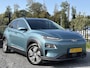 Hyundai Kona Electric EV Premium 64 kWh ✓Soh 93.2 %✓2e Eigenaar✓Carplay✓Camera✓Navi✓Keyless✓Halfleder✓Rijstrooksensor✓Dodehoeksensor✓Pdc V+A✓Lm velgen✓Clima✓Cruise✓204pk✓N.A.P✓Apk tot 09-2027