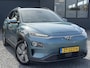 Hyundai Kona Electric EV Premium 64 kWh ✓Soh 93.2 %✓2e Eigenaar✓Carplay✓Camera✓Navi✓Keyless✓Halfleder✓Rijstrooksensor✓Dodehoeksensor✓Pdc V+A✓Lm velgen✓Clima✓Cruise✓204pk✓N.A.P✓Apk tot 09-2027