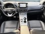 Hyundai Kona Electric EV Premium 64 kWh ✓Soh 93.2 %✓2e Eigenaar✓Carplay✓Camera✓Navi✓Keyless✓Halfleder✓Rijstrooksensor✓Dodehoeksensor✓Pdc V+A✓Lm velgen✓Clima✓Cruise✓204pk✓N.A.P✓Apk tot 09-2027