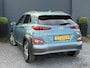 Hyundai Kona Electric EV Premium 64 kWh ✓Soh 93.2 %✓2e Eigenaar✓Carplay✓Camera✓Navi✓Keyless✓Halfleder✓Rijstrooksensor✓Dodehoeksensor✓Pdc V+A✓Lm velgen✓Clima✓Cruise✓204pk✓N.A.P✓Apk tot 09-2027