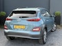 Hyundai Kona Electric EV Premium 64 kWh ✓Soh 93.2 %✓2e Eigenaar✓Carplay✓Camera✓Navi✓Keyless✓Halfleder✓Rijstrooksensor✓Dodehoeksensor✓Pdc V+A✓Lm velgen✓Clima✓Cruise✓204pk✓N.A.P✓Apk tot 09-2027