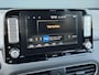 Hyundai Kona Electric EV Premium 64 kWh ✓Soh 93.2 %✓2e Eigenaar✓Carplay✓Camera✓Navi✓Keyless✓Halfleder✓Rijstrooksensor✓Dodehoeksensor✓Pdc V+A✓Lm velgen✓Clima✓Cruise✓204pk✓N.A.P✓Apk tot 09-2027
