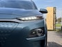 Hyundai Kona Electric EV Premium 64 kWh ✓Soh 93.2 %✓2e Eigenaar✓Carplay✓Camera✓Navi✓Keyless✓Halfleder✓Rijstrooksensor✓Dodehoeksensor✓Pdc V+A✓Lm velgen✓Clima✓Cruise✓204pk✓N.A.P✓Apk tot 09-2027