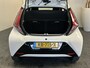 Toyota Aygo 1.0 VVT-i X-POSE CABRIOLET 1E EIGENAAR NAVIGATIE CRUISE CONTROL CLIMATE CONTROL BLUETOOTH TELEFOON MEDIA VOORBEREIDING ACHTERUITRIJCAMERA ZEER MOOI !!
