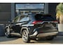 Toyota RAV4 2.5 Hybrid Active | 179 PK | Adaptieve cruise control | Achteruitrijcamera | LED koplampen | Trekhaak | Toyota RAV4 2.5 Hybrid Active met 2.5-liter 4-cilinder hybride motor, adaptieve cruise control, LED koplampen, achteruitrijcamera, parkeersensoren achter, automatische airconditioning, Apple/