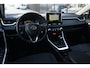 Toyota RAV4 2.5 Hybrid Active | 179 PK | Adaptieve cruise control | Achteruitrijcamera | LED koplampen | Trekhaak | Toyota RAV4 2.5 Hybrid Active met 2.5-liter 4-cilinder hybride motor, adaptieve cruise control, LED koplampen, achteruitrijcamera, parkeersensoren achter, automatische airconditioning, Apple/