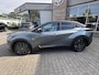Toyota C-HR / C-HR+ EXECUTIVE AWD 77 kWh NIEUW DIRECT LEVERBAAR! PANODAK JNL-AUDIO 20'' LM-VELGEN 360° CAMERA STOEL/STUURVERW EL-ACHTERKLEP WARMTEPOMP NAVI APPLE/ANDROID
