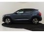 Volvo XC40 B4 (M-HYBRID) PLUS DARK -PANO.DAK|HARMAN/KARDON|CAMERA|POWER-SEATS|VERW.VOORRUIT|PRIVACY.GLAS|TREKHAAK|18"