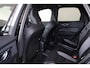 Volvo XC60 T6 Recharge AWD Ultra Black Edition - Panorama/schuifdak - IntelliSafe Assist & Surround - Harman/Kardon audio - Adaptieve LED koplampen - Parkeercamera achter - Verwarmde voorstoelen, stuur & achterbank - Parkeersensoren voor & achter - Elektr. bedienb. voorstoelen met geheugen - Head up display - Draadloze tel. lader - Extra getint glas - Inklapbare trekhaak - 21' LMV