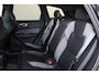Volvo XC60 T6 Recharge AWD Ultra Black Edition - Panorama/schuifdak - IntelliSafe Assist & Surround - Harman/Kardon audio - Adaptieve LED koplampen - Parkeercamera achter - Verwarmde voorstoelen, stuur & achterbank - Parkeersensoren voor & achter - Elektr. bedienb. voorstoelen met geheugen - Head up display - Draadloze tel. lader - Extra getint glas - Inklapbare trekhaak - 21' LMV
