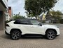Toyota RAV4 2.5 Plug-in Hybrid AWD Bi-Tone Plus trekhaak / panoramadak / 360 monitor / stuurverwarming / JBL-audio / meest complete uitvoering / 10 jaar Toyota garantie-programma / Toyota pechhulppas / rijklaarprijs incl. garantie en onderhoud