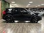 Volvo EX40 Single Motor Extended Range Ultra Black Ed. 82 kWh | Vol! | 100% SoH | Trekhaak | Schuifdak | 360° Camera | Harman Kardon | Pixel LED koplampen meesturend | Adaptieve Cruise Control | Bestuurdersstoel elektrisch geheugen | Stoel en Stuurwielverwarming | 20 Inch | Passagiersstoel elektrisch | Microtech / alcantara bekleding | Zitting verlenging voorstoelen | Pilot Assist | BLIS Dode Hoek Detectie | Warmtepomp | Google Infotainment | Keyless Drive | Verlichtingspack 2 | Parkeersensoren voor+achter | Privacy Glass | Elektrisch bedienbare achterklep | Breedstralers in voorbumper | Alarm Klasse III | Draadloos telefoon opladen | DAB Radio | Apple Carplay/Android Auto | Volvo On Call met mobiele App functie | Onyx Black Metallic |