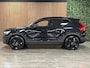 Volvo EX40 Single Motor Extended Range Ultra Black Ed. 82 kWh | Vol! | 100% SoH | Trekhaak | Schuifdak | 360° Camera | Harman Kardon | Pixel LED koplampen meesturend | Adaptieve Cruise Control | Bestuurdersstoel elektrisch geheugen | Stoel en Stuurwielverwarming | 20 Inch | Passagiersstoel elektrisch | Microtech / alcantara bekleding | Zitting verlenging voorstoelen | Pilot Assist | BLIS Dode Hoek Detectie | Warmtepomp | Google Infotainment | Keyless Drive | Verlichtingspack 2 | Parkeersensoren voor+achter | Privacy Glass | Elektrisch bedienbare achterklep | Breedstralers in voorbumper | Alarm Klasse III | Draadloos telefoon opladen | DAB Radio | Apple Carplay/Android Auto | Volvo On Call met mobiele App functie | Onyx Black Metallic |