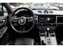 Porsche Macan 2.0 T / Trekhaak / Panoramadak / Camera / Luchtvering / Keyless / 21'' / Adaptieve Stoelen / Sportchrono / CarPlay / Stoel+Stuurverwarming / Dodehoek / DAB / ACC