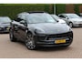 Porsche Macan 2.0 T / Trekhaak / Panoramadak / Camera / Luchtvering / Keyless / 21'' / Adaptieve Stoelen / Sportchrono / CarPlay / Stoel+Stuurverwarming / Dodehoek / DAB / ACC