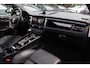 Porsche Macan 2.0 T / Trekhaak / Panoramadak / Camera / Luchtvering / Keyless / 21'' / Adaptieve Stoelen / Sportchrono / CarPlay / Stoel+Stuurverwarming / Dodehoek / DAB / ACC