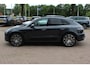 Porsche Macan 2.0 T / Trekhaak / Panoramadak / Camera / Luchtvering / Keyless / 21'' / Adaptieve Stoelen / Sportchrono / CarPlay / Stoel+Stuurverwarming / Dodehoek / DAB / ACC