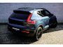 Volvo XC40 2.0 B3 Plus Black Edition | Adaptieve Cruise Control | 20" Velgen | Harman Kardon Audio | Stoel-/Stuurverwarming | Dodehoek Detectie | Parkeercamera | Nubuck Bekleding | Apple CarPlay |