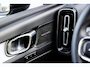 Volvo XC40 2.0 B3 Plus Black Edition | Adaptieve Cruise Control | 20" Velgen | Harman Kardon Audio | Stoel-/Stuurverwarming | Dodehoek Detectie | Parkeercamera | Nubuck Bekleding | Apple CarPlay |