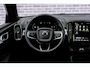 Volvo XC40 2.0 B3 Plus Black Edition | Adaptieve Cruise Control | 20" Velgen | Harman Kardon Audio | Stoel-/Stuurverwarming | Dodehoek Detectie | Parkeercamera | Nubuck Bekleding | Apple CarPlay |