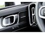 Volvo XC40 2.0 B3 Plus Black Edition | Adaptieve Cruise Control | 20" Velgen | Harman Kardon Audio | Stoel-/Stuurverwarming | Dodehoek Detectie | Parkeercamera | Nubuck Bekleding | Apple CarPlay |