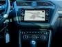 Volkswagen Tiguan 1.5 TSI ACT Highline | Trekhaak | Schuif/ Kantel Panoramadak | LED Koplampen | Adaptieve Cruise Control | Stoelverwarming | Virtual Cockpit | Climate Control | Apple Carplay | Android Auto | Metallic Lak | Privacy Glas | All Season |