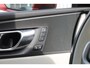 Volvo XC60 2.0 B5 Inscription | Trekhaak| | Adaptieve Cruise Control| Alarm klasse 3| Stoel- en stuurwielverwarming| Standkachel| Extra getint glas| 20"Lichtmetalen velgen| Verwarmbare voorruit