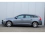 Volvo V60 T3 Summum | Dealeronderhouden |Parkeersensoren | Adaptieve Cruise Control | Adaptieve Koplampen | Verwarmbare Voor- En Achterstoelen | Electronic Climate Control | Apple Carplay / Android Auto |Elektrisch Verstelbare Bestuurdersstoel Met Geheugen | Verwarmbare Voorruit | Verwarmbaar Stuurwiel