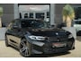 BMW 3-Serie Touring 320e | 204 PK | M Sportpakket | Panoramadak | Head-up display | Achteruitrijcamera | BMW 3 Serie Touring 320e M Sport met 2.0 viercilinder benzinemotor en plug-in hybride aandrijving, voorzien van panoramadak, Head-up display, navigatiesysteem, Apple CarPlay/Android Auto, Par