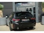 BMW 3-Serie Touring 320e | 204 PK | M Sportpakket | Panoramadak | Head-up display | Achteruitrijcamera | BMW 3 Serie Touring 320e M Sport met 2.0 viercilinder benzinemotor en plug-in hybride aandrijving, voorzien van panoramadak, Head-up display, navigatiesysteem, Apple CarPlay/Android Auto, Par