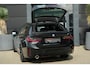 BMW 3-Serie Touring 320e | 204 PK | M Sportpakket | Panoramadak | Head-up display | Achteruitrijcamera | BMW 3 Serie Touring 320e M Sport met 2.0 viercilinder benzinemotor en plug-in hybride aandrijving, voorzien van panoramadak, Head-up display, navigatiesysteem, Apple CarPlay/Android Auto, Par
