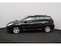 Peugeot 307 SW 2.0-16V Pack/ D-Riem verv: 186.000 KM!/ 7-PERSOONS!/ 17'' LMV/ Trekhaak/ Panorama-Dak/ 17'' LMV/ Clima/ Cruise/ Elek. pakket/ Radio-CD/ Extra getint glas/ Mistl./ PDC/ Armsteun/ LEDER. Stuur.