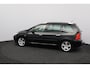 Peugeot 307 SW 2.0-16V Pack/ D-Riem verv: 186.000 KM!/ 7-PERSOONS!/ 17'' LMV/ Trekhaak/ Panorama-Dak/ 17'' LMV/ Clima/ Cruise/ Elek. pakket/ Radio-CD/ Extra getint glas/ Mistl./ PDC/ Armsteun/ LEDER. Stuur.
