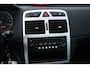 Peugeot 307 SW 2.0-16V Pack/ D-Riem verv: 186.000 KM!/ 7-PERSOONS!/ 17'' LMV/ Trekhaak/ Panorama-Dak/ 17'' LMV/ Clima/ Cruise/ Elek. pakket/ Radio-CD/ Extra getint glas/ Mistl./ PDC/ Armsteun/ LEDER. Stuur.