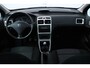 Peugeot 307 SW 2.0-16V Pack/ D-Riem verv: 186.000 KM!/ 7-PERSOONS!/ 17'' LMV/ Trekhaak/ Panorama-Dak/ 17'' LMV/ Clima/ Cruise/ Elek. pakket/ Radio-CD/ Extra getint glas/ Mistl./ PDC/ Armsteun/ LEDER. Stuur.