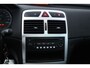 Peugeot 307 SW 2.0-16V Pack/ D-Riem verv: 186.000 KM!/ 7-PERSOONS!/ 17'' LMV/ Trekhaak/ Panorama-Dak/ 17'' LMV/ Clima/ Cruise/ Elek. pakket/ Radio-CD/ Extra getint glas/ Mistl./ PDC/ Armsteun/ LEDER. Stuur.