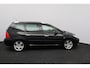 Peugeot 307 SW 2.0-16V Pack/ D-Riem verv: 186.000 KM!/ 7-PERSOONS!/ 17'' LMV/ Trekhaak/ Panorama-Dak/ 17'' LMV/ Clima/ Cruise/ Elek. pakket/ Radio-CD/ Extra getint glas/ Mistl./ PDC/ Armsteun/ LEDER. Stuur.