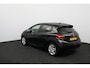 Peugeot 208 1.2 PureTech Signature/ INCLUSIEF NIEUWE DISTRIBUTIESET! Apple + Android/ Navi/ DAB+/ Airco/ Cruise/ Elek. pakket/ Isofix/ Bluetooth/ Armsteun/ Multi. LEDER. Stuur/ Mistl./ PDC/ Extra getint glas.