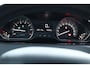 Peugeot 208 1.2 PureTech Signature/ INCLUSIEF NIEUWE DISTRIBUTIESET! Apple + Android/ Navi/ DAB+/ Airco/ Cruise/ Elek. pakket/ Isofix/ Bluetooth/ Armsteun/ Multi. LEDER. Stuur/ Mistl./ PDC/ Extra getint glas.
