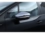 Peugeot 208 1.2 PureTech Signature/ INCLUSIEF NIEUWE DISTRIBUTIESET! Apple + Android/ Navi/ DAB+/ Airco/ Cruise/ Elek. pakket/ Isofix/ Bluetooth/ Armsteun/ Multi. LEDER. Stuur/ Mistl./ PDC/ Extra getint glas.