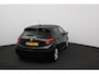 Peugeot 208 1.2 PureTech Signature/ INCLUSIEF NIEUWE DISTRIBUTIESET! Apple + Android/ Navi/ DAB+/ Airco/ Cruise/ Elek. pakket/ Isofix/ Bluetooth/ Armsteun/ Multi. LEDER. Stuur/ Mistl./ PDC/ Extra getint glas.