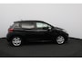 Peugeot 208 1.2 PureTech Signature/ INCLUSIEF NIEUWE DISTRIBUTIESET! Apple + Android/ Navi/ DAB+/ Airco/ Cruise/ Elek. pakket/ Isofix/ Bluetooth/ Armsteun/ Multi. LEDER. Stuur/ Mistl./ PDC/ Extra getint glas.