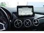 Mercedes-Benz B-klasse 180 Business Solution AMG/ AUTOMAAT!/ Zwarte-Hemel/ 18'' LMV/ LED Koplampen/ Keyless-GO/ Stoelverw./ Camera/ PDC V+A/ Half-Leder - Alcantara/ Navi/ Cruise/ Bluetooth/ Multi. Sportstuur.