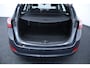 Hyundai i30 CW 1.4 i-Drive/ Stoel + Stuurverw./ 16'' LMV/ Airco/ Cruise/ Elek. pakket/ Isofix/ Bluetooth/ Armsteun/ Multi. LEDER. Stuur/ Mistl./ PDC/ LED Dagrijverl.