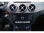 Mercedes-Benz B-klasse 180 Ambition/ 16'' LMV/ LED Koplampen/ Keyless-GO/ Apple + Android/ Regensensor/ Navi/ Airco/ Cruise/ Bluetooth/ Multi. LEDER. Stuur/ PDC V+A/ Chroom.