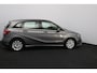 Mercedes-Benz B-klasse 180 Ambition/ 16'' LMV/ LED Koplampen/ Keyless-GO/ Apple + Android/ Regensensor/ Navi/ Airco/ Cruise/ Bluetooth/ Multi. LEDER. Stuur/ PDC V+A/ Chroom.