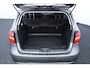 Mercedes-Benz B-klasse 180 Ambition/ 16'' LMV/ LED Koplampen/ Keyless-GO/ Apple + Android/ Regensensor/ Navi/ Airco/ Cruise/ Bluetooth/ Multi. LEDER. Stuur/ PDC V+A/ Chroom.