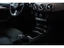 Mercedes-Benz B-klasse 180 Business Solution/ Trekhaak/ 18'' LMV/ LED Koplampen/ Camera/ Keyless-GO/ Stoelverw./ Zwarte-Hemel/ Sportstoelen/ Navi/ Bluetooth/ Multi. Sportstuur/ PDC V+A/ Chroom/ Extra getint glas.