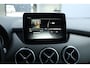 Mercedes-Benz B-klasse 180 Business Solution/ Trekhaak/ 18'' LMV/ LED Koplampen/ Camera/ Keyless-GO/ Stoelverw./ Zwarte-Hemel/ Sportstoelen/ Navi/ Bluetooth/ Multi. Sportstuur/ PDC V+A/ Chroom/ Extra getint glas.