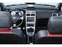 Peugeot 307 CC 2.0-16V/ Automaat!/ Leder/ Elek. Kap/ Stoelverw./ 16'' LMv/ Clima/ Cruise/ Elek. pakket/ LEDER. Stuur/ Mistl./ Getint glas/ PDC/ Metallic lak.